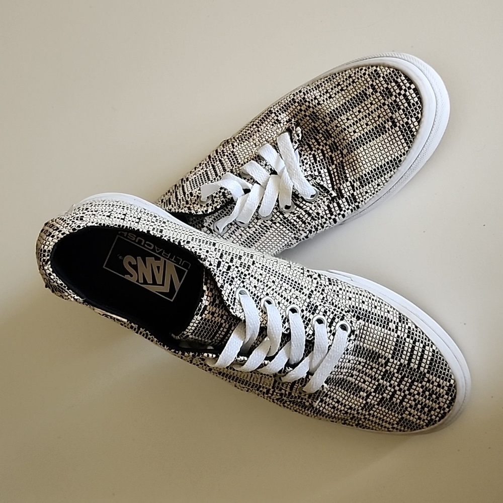 Vans Womens Ultra Cush Size 9